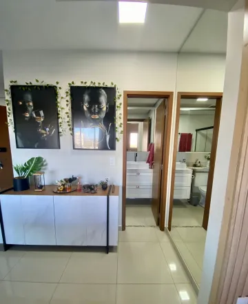 Apartamento Mobiliado e Decorado ao lado da Verace Pizza com 01 dormitório, armário, ventilador de teto, wc social com gabinete, espelho, box em vidro