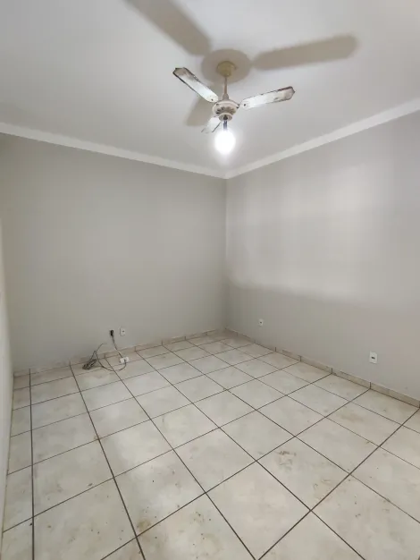 Casa Térrea em maravilhosa localização ao lados de supermercado e diversos segmentos de comércios e serviços, com 02 dormitórios (01 suíte)