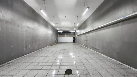 imagem 3 - Salão Comercial 350m² sendo área principal em vão livre com pé direito alto, podendo usar o recuo para estacionamento de clientes, porta de aço modelo comercial de enrolar e com automação + sótão para armazenamento e depósito, no Centro; imagem 3 - Salão Comercial 350m² sendo área principal em vão livre com pé direito alto, podendo usar o recuo para estacionamento de clientes, porta de aço modelo comercial de enrolar e com automação + sótão para armazenamento e depósito, no Centro;