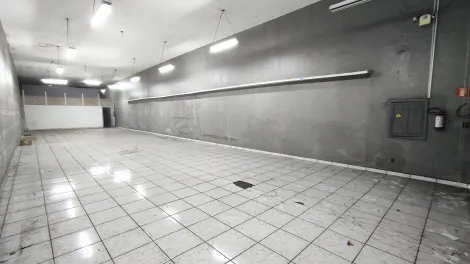 imagem 4 - Salão Comercial 350m² sendo área principal em vão livre com pé direito alto, podendo usar o recuo para estacionamento de clientes, porta de aço modelo comercial de enrolar e com automação + sótão para armazenamento e depósito, no Centro; imagem 4 - Salão Comercial 350m² sendo área principal em vão livre com pé direito alto, podendo usar o recuo para estacionamento de clientes, porta de aço modelo comercial de enrolar e com automação + sótão para armazenamento e depósito, no Centro;