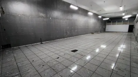 imagem 5 - Salão Comercial 350m² sendo área principal em vão livre com pé direito alto, podendo usar o recuo para estacionamento de clientes, porta de aço modelo comercial de enrolar e com automação + sótão para armazenamento e depósito, no Centro; imagem 5 - Salão Comercial 350m² sendo área principal em vão livre com pé direito alto, podendo usar o recuo para estacionamento de clientes, porta de aço modelo comercial de enrolar e com automação + sótão para armazenamento e depósito, no Centro;